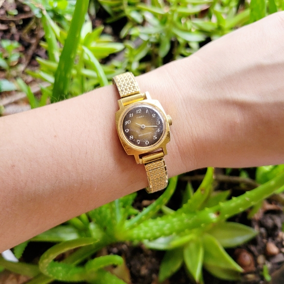 Vintage Timex Gold Stretch Watch - Picture 3 of 11